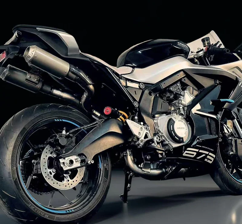 Échappement titane Vandemon pour CFMOTO 675SR – vue latérale arrière